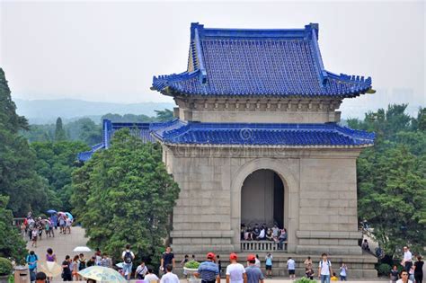 Das Mausoleum von Li Bing - Eine Reise durch die Geschichte und Architektur Chinas!