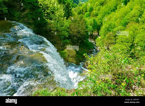  Der Fucheng-Wasserfall: Ein tosendes Naturspektakel im Herzen von Shangluo!