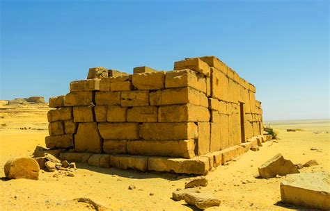 Der Qasr el-Sagha - Ein Versteckter Schatz in der Wüste von Luxor!