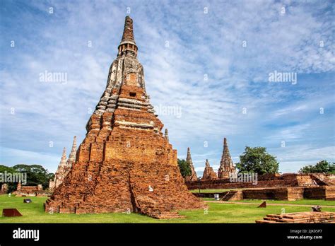  Der Wat Chaiwatthanaram! Ein faszinierendes Geschichtsjuwel an den Ufern des Chao Phraya