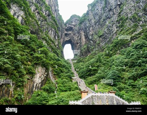  Die Tianmen-Höhle: Ein geologisches Wunder mit mystischer Aura!